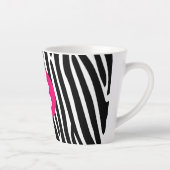 Klassieke zebra strepen helder roze monogram latte mok (Rechts)