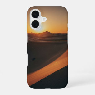 Klassieke zonsondergang over de duinen iPhone 16 hoesje