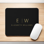 Klassieke Zwart Goud Minimalistische Monogram Naam Muismat<br><div class="desc">Upgrade uw werkruimte met onze Classic Elegant Modern Minimalist Monogram Muismat. Deze geavanceerde muismat combineert tijdloze elegantie met hedendaags minimalisme en voegt een vleugje verfijning toe aan uw bureau. Deze muismat is vervaardigd met nauwgezette aandacht voor detail en is meer dan alleen een functioneel accessoire; het is een gepersonaliseerde verklaring....</div>