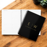 Klassieke Zwart Goud Minimalistische Monogram Naam Planner<br><div class="desc">Bereik organisatie en stijl met onze Classic Elegant Modern Minimalist Monogram Planner. Deze zorgvuldig ontworpen planner combineert tijdloze verfijning naadloos met hedendaags minimalisme, waardoor het een essentieel hulpmiddel is om op je schema te blijven. Deze planner is gemaakt met precisie en aandacht voor detail en is meer dan alleen een...</div>