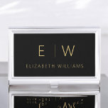 Klassieke Zwart Goud Minimalistische Monogram Naam Visitekaarthouder<br><div class="desc">Verhoog uw professionele afbeelding met onze Classic Elegant Modern Minimalist Monogram Business Card Holder. Dit zorgvuldig vervaardigde accessoire combineert naadloos tijdloze elegantie met hedendaags minimalisme, waardoor het een essentieel hulpmiddel is voor elke moderne professional. Ontworpen met precisie en nauwgezette aandacht voor detail, is deze smaakhouder meer dan alleen een praktisch...</div>