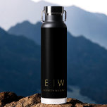 Klassieke Zwart Goud Minimalistische Monogram Naam Waterfles<br><div class="desc">Verhoog uw hydratatieroutine met onze Classic Elegant Modern Minimalist Monogram Black Water Bottle. Deze zorgvuldig ontworpen waterfles combineert naadloos tijdloze verfijning met hedendaags minimalisme, waardoor het een stijlvol en functioneel accessoire is voor uw dagelijks leven. Deze waterfles is vervaardigd met precisie en aandacht voor detail en is meer dan alleen...</div>
