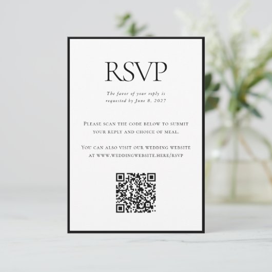 Klassieke Zwart Wit Bruiloft Aangepaste QR Code On RSVP Kaartje (Staand voorkant)