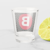 Klassieke zwart-wit stippen met rode monogram shot glas (Achterkant)
