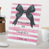 Klassieke Zwarte Bow Roze Strepen Reclamebord Met Voetstuk (Insitu)