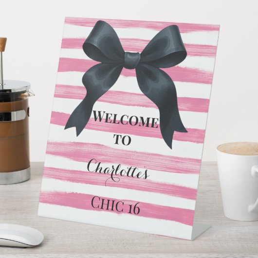 Klassieke Zwarte Bow Roze Strepen Reclamebord Met Voetstuk (Insitu)