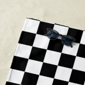 Klassieke zwarte checkboard - wit patroon strandlaken (In situ)
