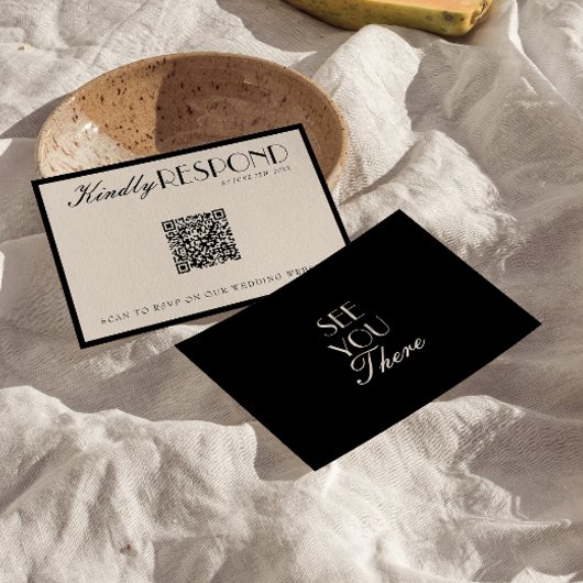 Klassieke zwarte crèmekleurige QR-code bruiloft me RSVP Kaartje