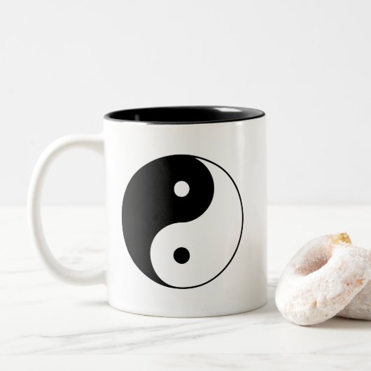 Klassieke zwarte en witte yin en Yang Tweekleurige Koffiemok (Met donut)