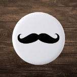 Klassieke zwarte snor ronde button 5,7 cm<br><div class="desc">Omarm een vleugje grillige charme met deze Classic Black Mustache-Button. Perfect voor het toevoegen van een speels accent aan je outfits, tassen of petten, deze knop toont een eenvoudig maar iconisch zwart snor ontwerp. Of je nu een fan bent van snorren, een themafeest bijwoont of gewoon een beetje plezier wilt...</div>
