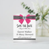 Klassieke zwarte & witte draperie met magenta bow aankondigingskaart (Staand voorkant)