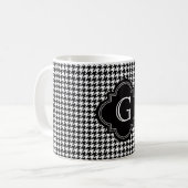 Klassieke zwarte witte hond met monogram koffiemok (Voorkant links)