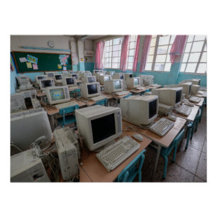 Klassikale computerruimte met CRT-monitoren Perfect Poster