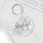 Klassy Marble - Gepersonaliseerd monogram en naam Sleutelhanger<br><div class="desc">De gepersonaliseerde eigenschappen van het Monogram en van de Gift van de Naam personaliseerde naam in de grijze stijl van de manuscriptdoopvont en monogram in lichtgrijze serif doopvontstijl als achtergrond,  op witte marmer achtergrond. Perfect als vakantiecadeau,  familiehereniging,  bedankt voor groomsmen en cadeau voor alle speciale gelegenheden.</div>