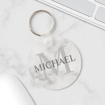 Klassy Marble - Gepersonaliseerd monogram en naam Sleutelhanger<br><div class="desc">De gepersonaliseerde Monogram en de Gift van de Naam kenmerkt gepersonaliseerde naam in grijs en monogram in lichtgrijs als achtergrond,  in klassieke serif doopvontstijl,  op witte marmer achtergrond. Perfect als vakantiecadeau,  familiehereniging,  bedankt voor groomsmen en cadeau voor alle speciale gelegenheden.</div>
