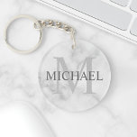 Klassy Marble - Gepersonaliseerd monogram en naam Sleutelhanger<br><div class="desc">De gepersonaliseerde Monogram en de Gift van de Naam kenmerkt gepersonaliseerde naam in grijs en monogram in lichtgrijs als achtergrond,  in klassieke serif doopvontstijl,  op witte marmer achtergrond. Perfect als vakantiecadeau,  familiehereniging,  bedankt voor groomsmen en cadeau voor alle speciale gelegenheden.</div>