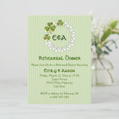 Klaver krans & initialen bruiloft repetitie diner kaart (Staand voorkant)