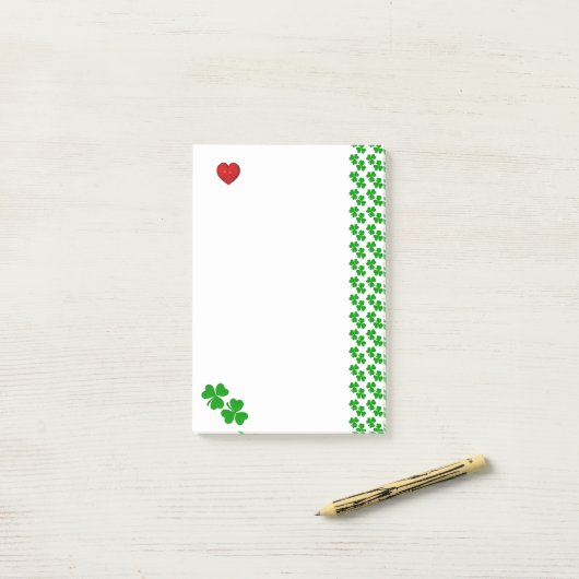 Klaver met rode hart briefpapier post-it® notes (Op bureau)