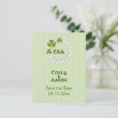 Klaverkrans & initialen bruiloft Save the Date Aankondigingskaart (Staand voorkant)