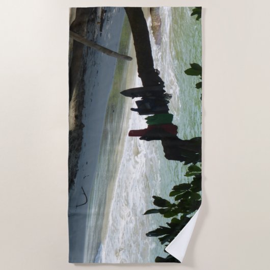 Kleding aan een Beach Towel Strandlaken (Voorkant)