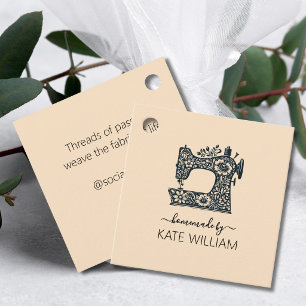 Kleding met bloemmotief genaaid met de hand door bedankjes labels