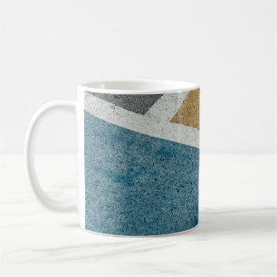 Klei grijs, geel en blauw geverfde beweging van kl koffiemok