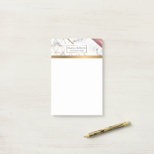 Klei met gouden rozen en goudgegevens post-it® notes (Op bureau)