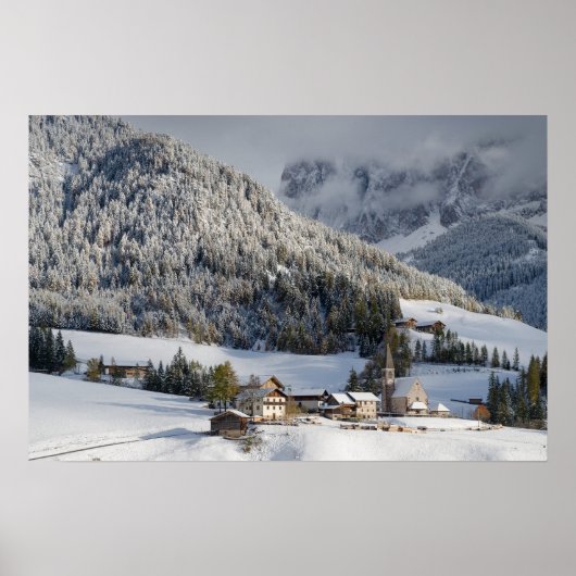 Klein alpendorp in de sneeuw poster (Voorkant)