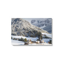 Klein alpendorp in het sneeuwcanvas