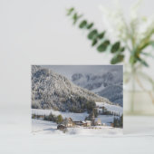 Klein alpiene dorp in het sneeuwbriefkaart briefkaart (Staand voorkant)