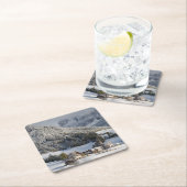 Klein alpiene dorp in het sneeuwonderzetter kartonnen onderzetters (Insitu)