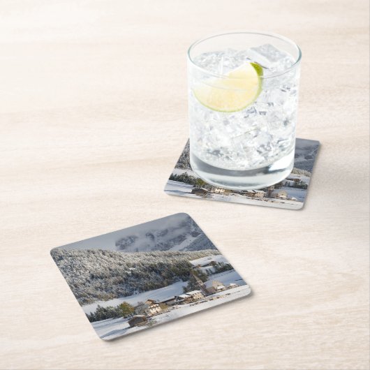 Klein alpiene dorp in het sneeuwonderzetter kartonnen onderzetters (Insitu)