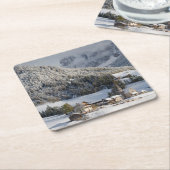 Klein alpiene dorp in het sneeuwonderzetter kartonnen onderzetters (Schuin)