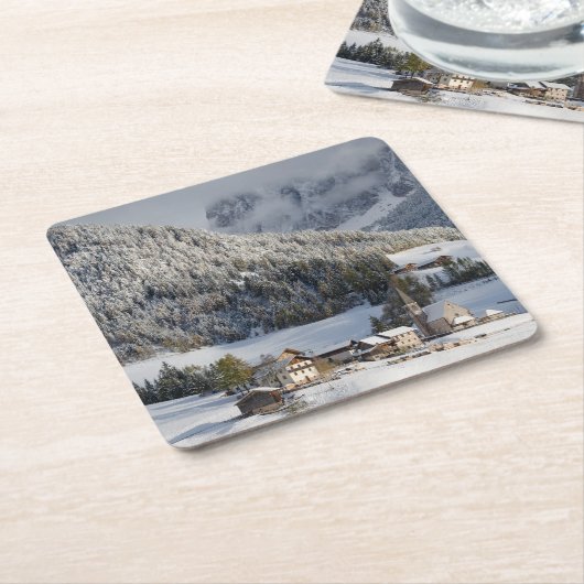 Klein alpiene dorp in het sneeuwonderzetter kartonnen onderzetters (Schuin)