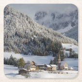 Klein alpiene dorp in het sneeuwonderzetter kartonnen onderzetters (Voorkant)