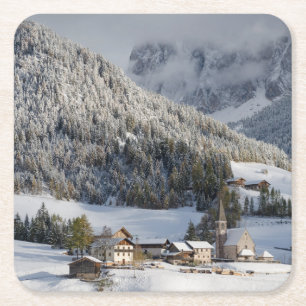 Klein alpiene dorp in het sneeuwonderzetter kartonnen onderzetters