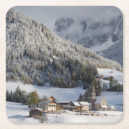 Klein alpiene dorp in het sneeuwonderzetter kartonnen onderzetters (Voorkant)