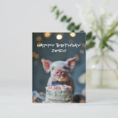 Klein biggetje dat op een verlagcake knabbelt briefkaart (Staand voorkant)