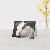 klein blond meisje snuffelen een hibiscus kaart (Gele Bloem)