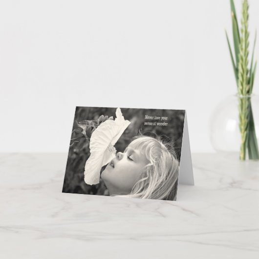 klein blond meisje snuffelen een hibiscus kaart (Voorkant)