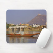 Klein bootje, meer Pichola, Udaipur, India. Muismat (Met muis)