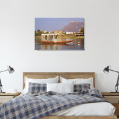 Klein bootje, Picholameer, Udaipur, India. Canvas Afdruk (Insitu (Slaapkamer))