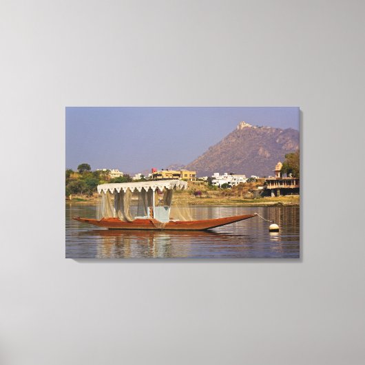 Klein bootje, Picholameer, Udaipur, India. Canvas Afdruk (Voorkant)
