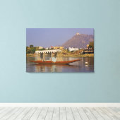Klein bootje, Picholameer, Udaipur, India. Canvas Afdruk (Insitu (Houten vloer))