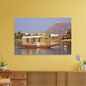 Klein bootje, Picholameer, Udaipur, India. Canvas Afdruk (Insitu (Woonkamer))