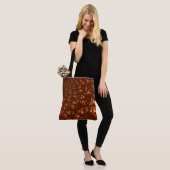 Klein bruinkoraal, in reliëf tote bag (Op model)