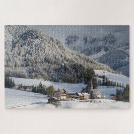 Klein dorp in de sneeuw in de Alpen in de winter Legpuzzel