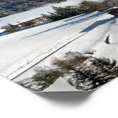 Klein dorp met Dolomieten bergen in de sneeuw Poster (Hoek)