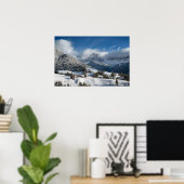 Klein dorp met Dolomieten bergen in de sneeuw Poster (Thuiskantoor)