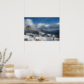 Klein dorp met Dolomieten bergen in de sneeuw Poster (Keuken)
